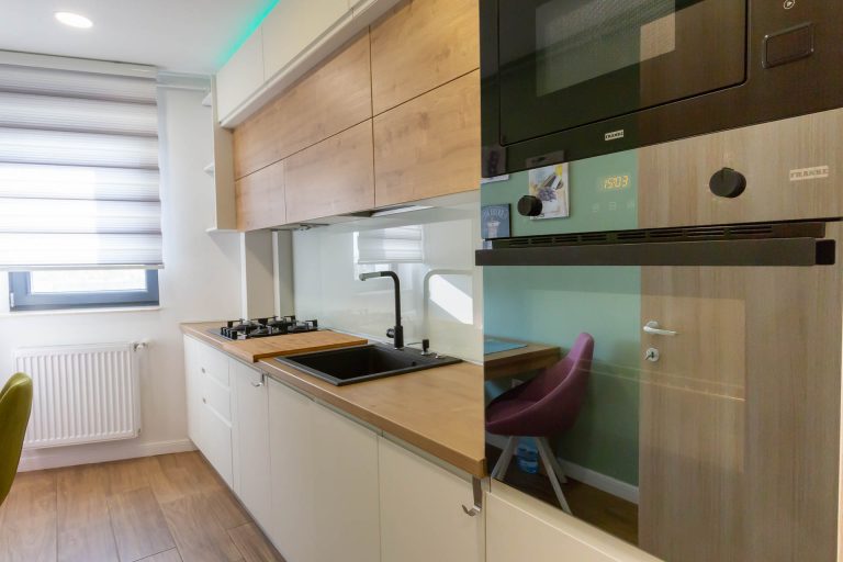 design-interior-apartament-bucatarie-mdf-alb-blat-stejar